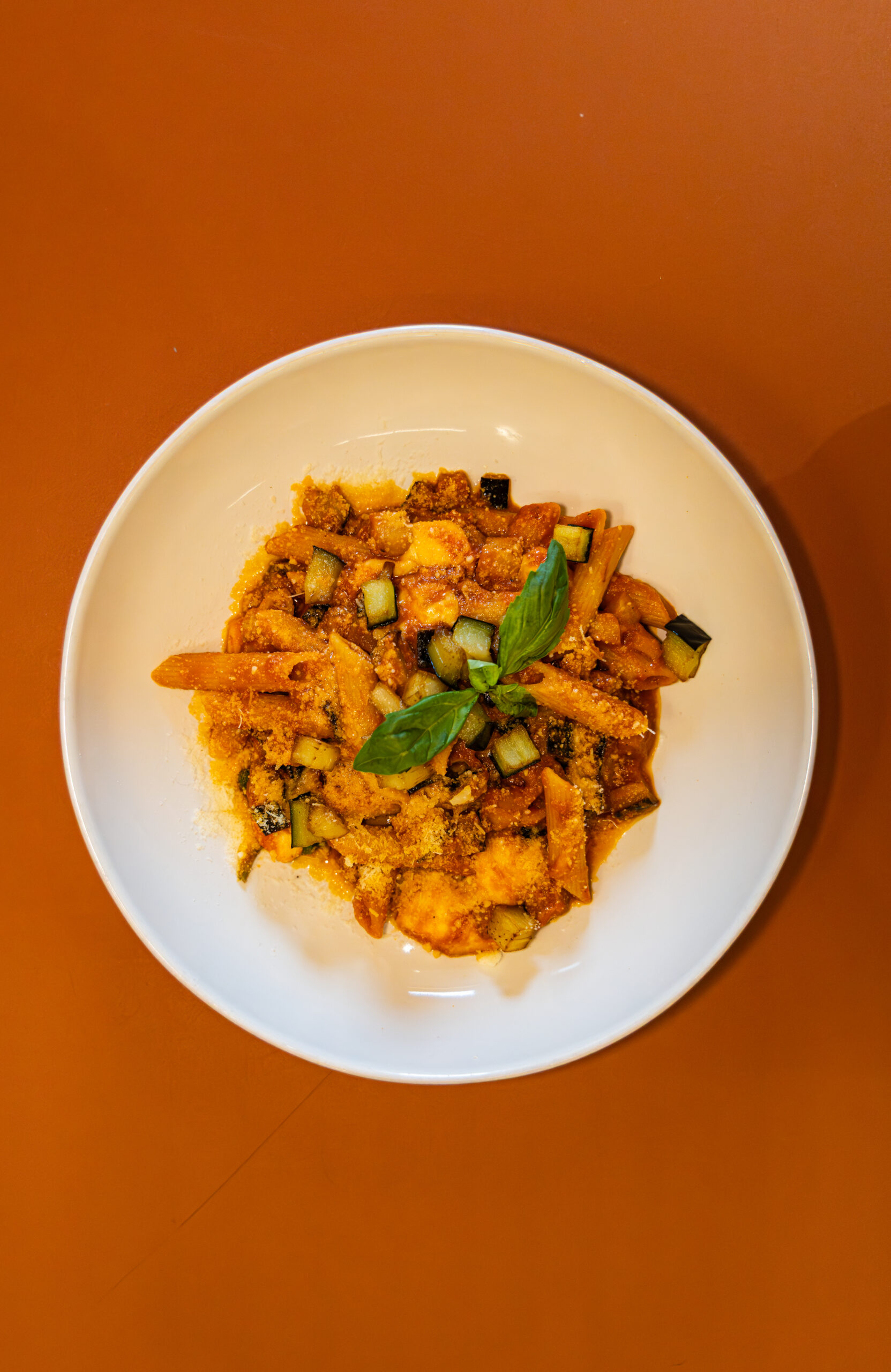 Penne alla Norma de Pietta con berenjena frita, parmesano, scamorza y albahaca, pasta vegetariana delivery Granada