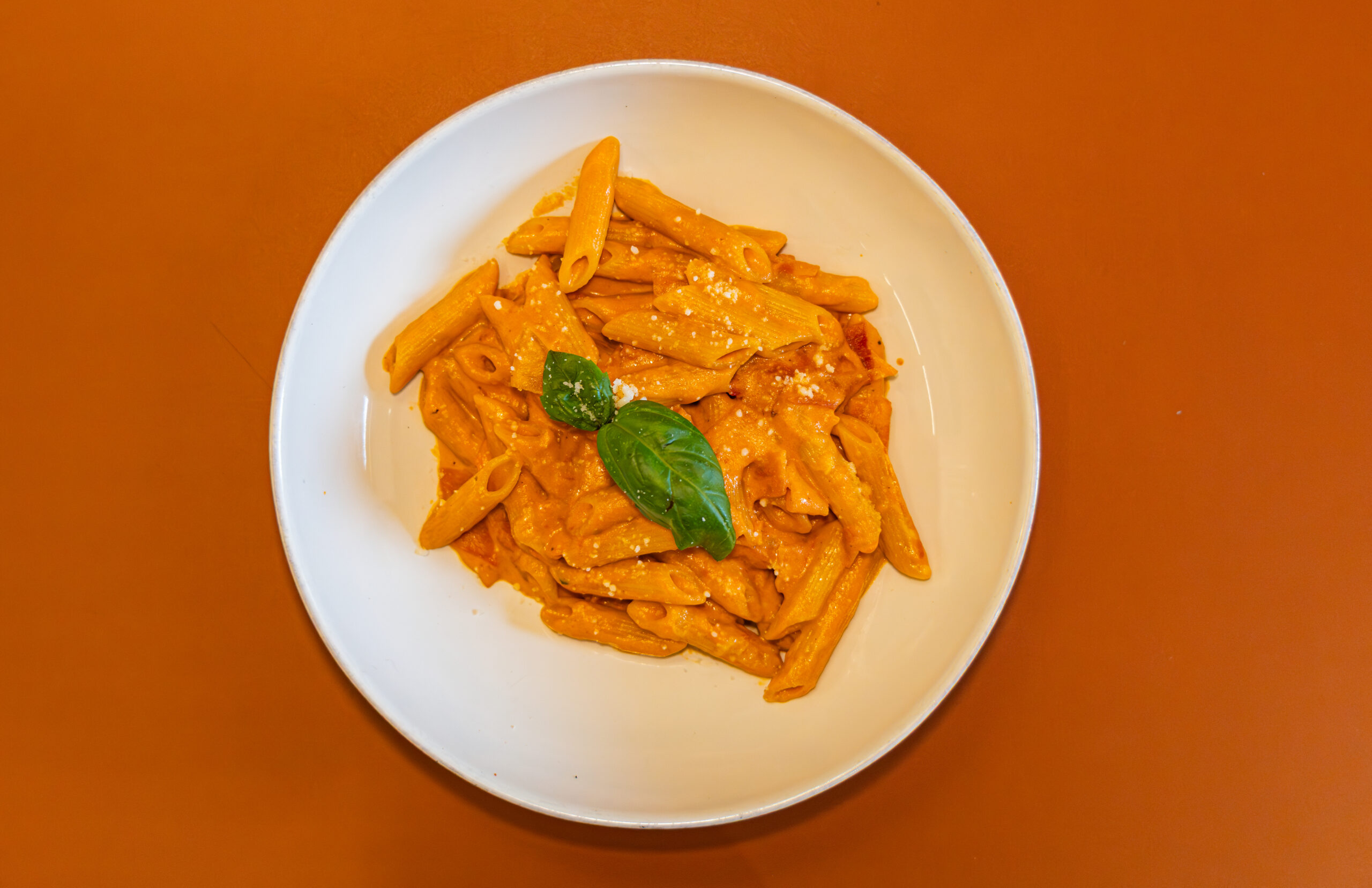 Penne Pietta con nata, tomate, jamon York y parmesano, pasta signature Pietta a domicilio Granada