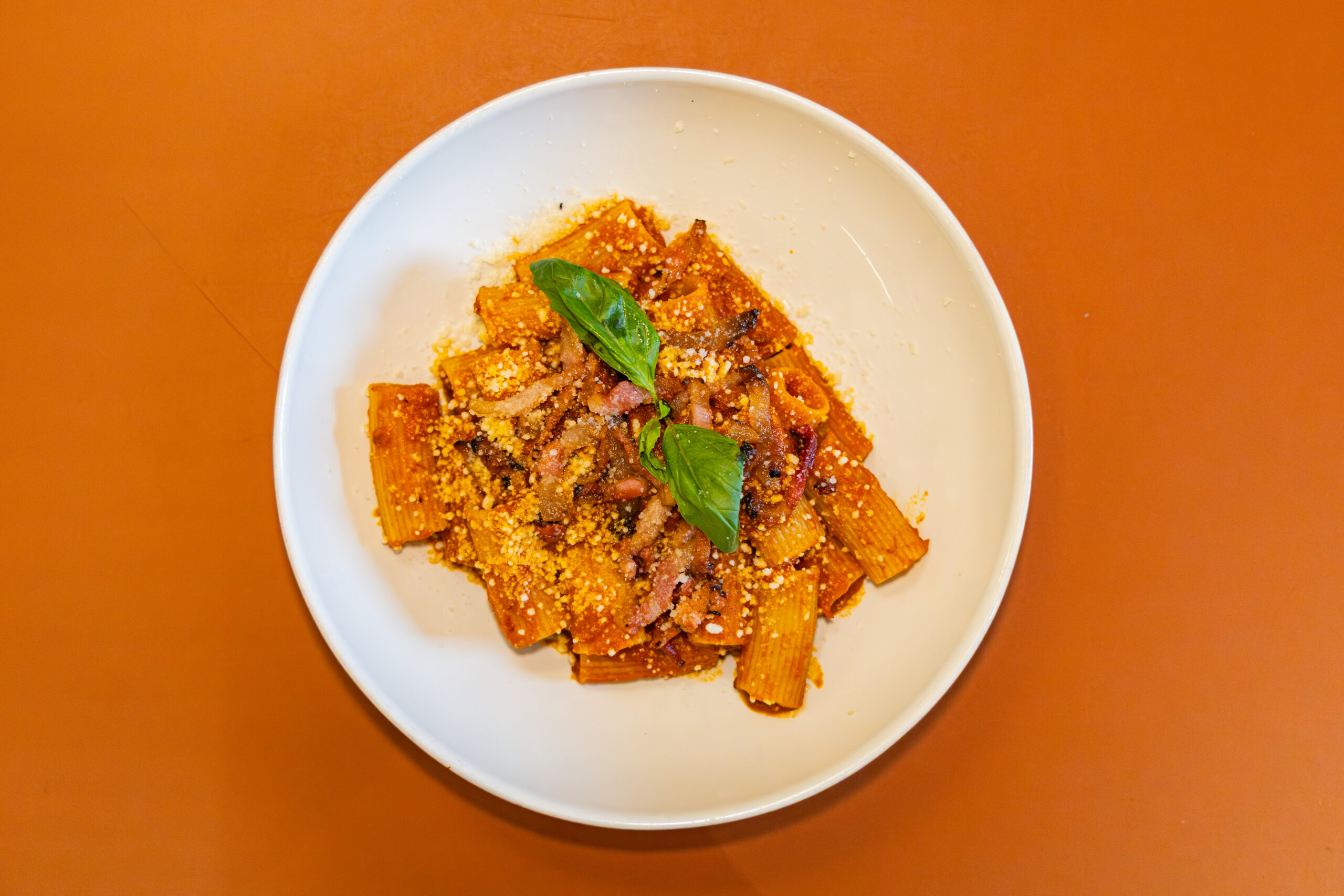 Rigatoni Amatriciana de Pietta con guanciale y tomate napolitano, pasta para llevar en Granada